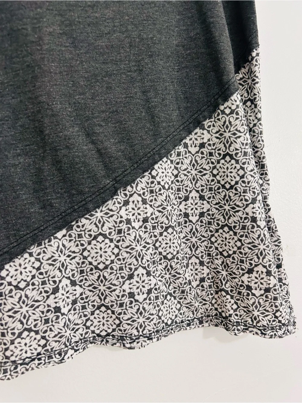 KÜHL Women’s Asymmetrical Skirt Gray Printed Hem XS USA Made Travel Athleisure